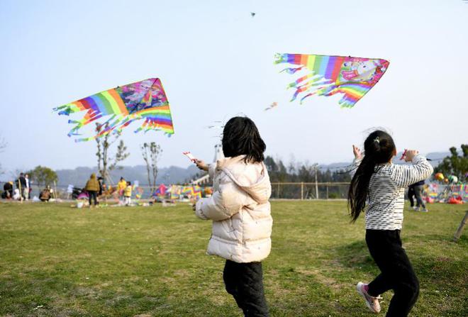 全国政协委员熊水龙：建议调整双休日，试点隔周三休鼓励消费   